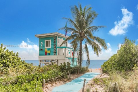 Condo in Hallandale Beach, Florida, 1 bedroom № 1896416 - photo 28