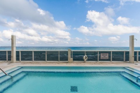 Condo in Hallandale Beach, Florida, 1 bedroom № 1896416 - photo 22