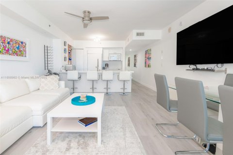 Condo in Hallandale Beach, Florida, 1 bedroom № 1896416 - photo 5