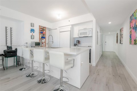 Condo in Hallandale Beach, Florida, 1 bedroom № 1896416 - photo 7