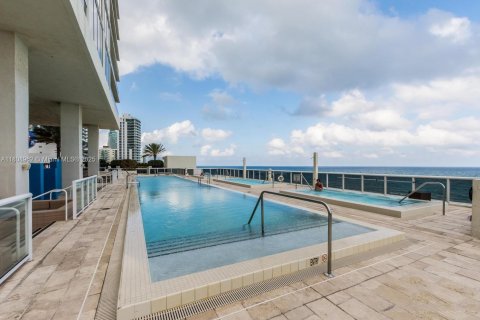 Condo in Hallandale Beach, Florida, 1 bedroom № 1896416 - photo 23