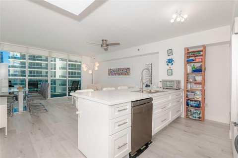 Condo in Hallandale Beach, Florida, 1 bedroom № 1896416 - photo 9