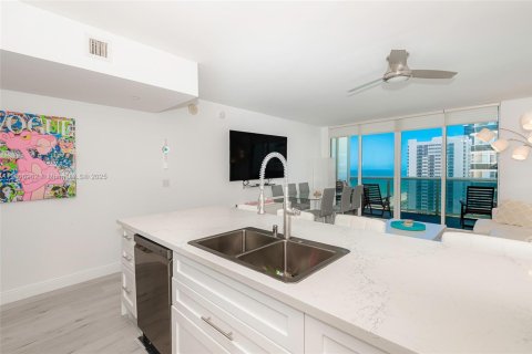 Condo in Hallandale Beach, Florida, 1 bedroom № 1896416 - photo 10