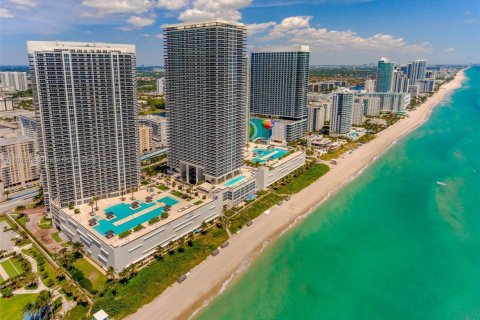 Condo in Hallandale Beach, Florida, 1 bedroom № 1896416 - photo 30