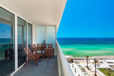 Condo in Hallandale Beach, Florida, 1 bedroom № 1896416 - photo 18