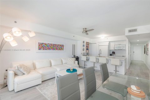 Condo in Hallandale Beach, Florida, 1 bedroom № 1896416 - photo 4