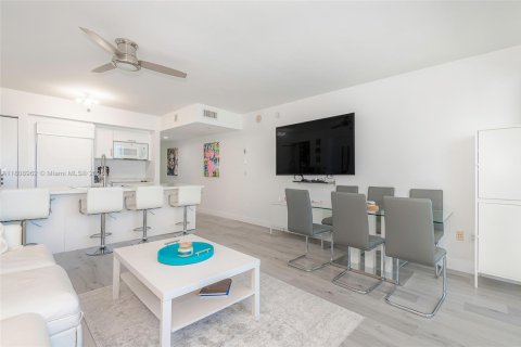 Condo in Hallandale Beach, Florida, 1 bedroom № 1896416 - photo 3