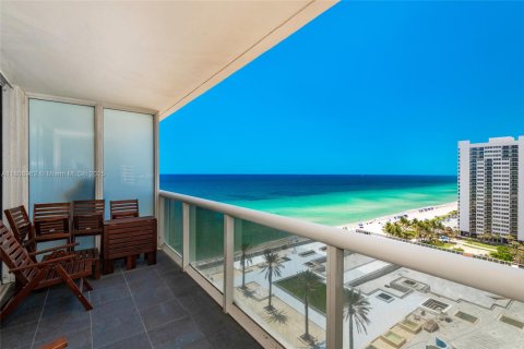 Condo in Hallandale Beach, Florida, 1 bedroom № 1896416 - photo 17