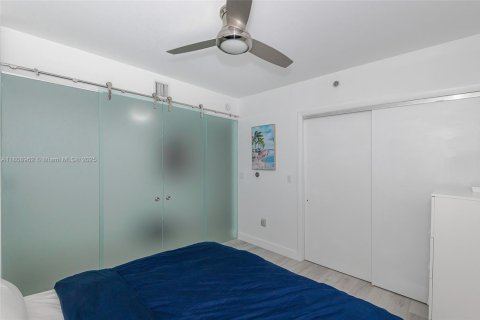 Condo in Hallandale Beach, Florida, 1 bedroom № 1896416 - photo 15