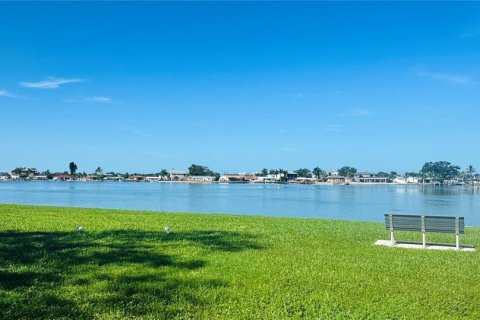House in Saint Petersburg, Florida 3 bedrooms, 156.45 sq.m. № 2223408 - photo 10