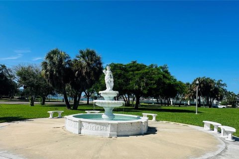 House in Saint Petersburg, Florida 3 bedrooms, 156.45 sq.m. № 2223408 - photo 12