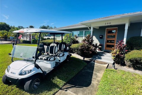 House in Saint Petersburg, Florida 3 bedrooms, 156.45 sq.m. № 2223408