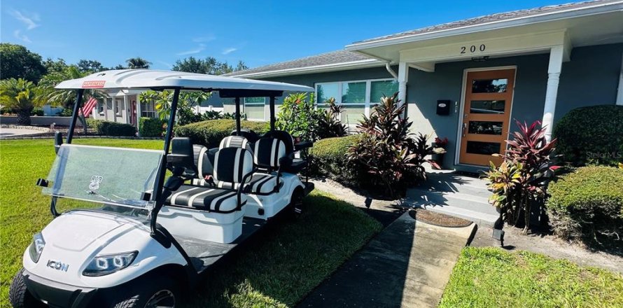 House in Saint Petersburg, Florida 3 bedrooms, 156.45 sq.m. № 2223408