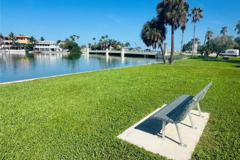 House in Saint Petersburg, Florida 3 bedrooms, 156.45 sq.m. № 2223408 - photo 11