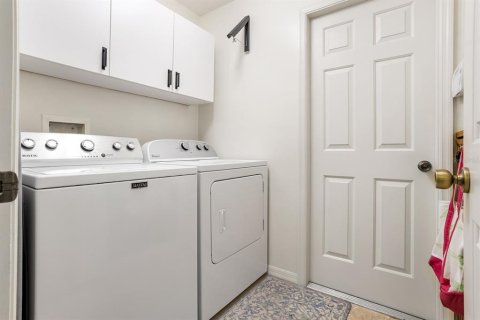 Townhouse in Haines City, Florida 3 bedrooms, 176.24 sq.m. № 2151036 - photo 28