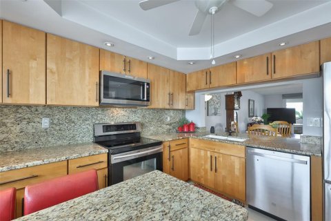 Condo in Clearwater, Florida, 2 bedrooms  № 2099378 - photo 16