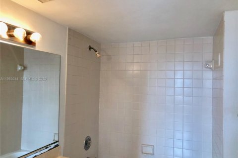 Condominio en alquiler en Hialeah, Florida, 2 dormitorios, 88.26 m2 № 2026371 - foto 13