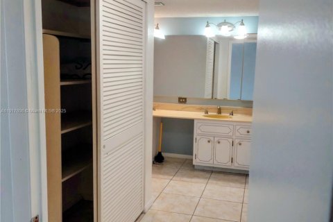 Condo in Miami, Florida, 2 bedrooms  № 1975090 - photo 3