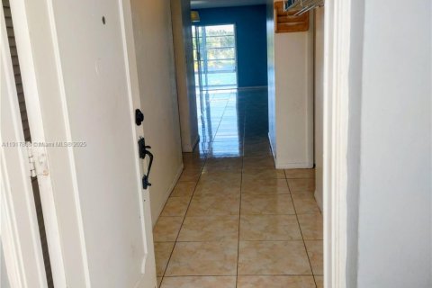 Condo in Miami, Florida, 2 bedrooms  № 1975090 - photo 4