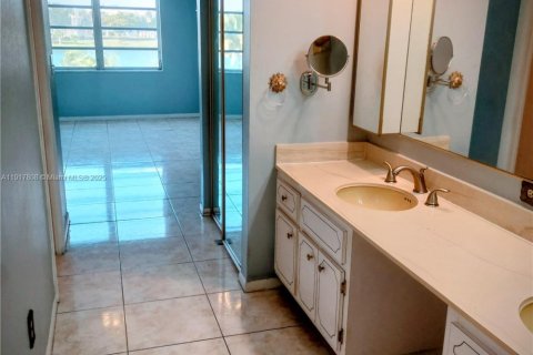 Condo in Miami, Florida, 2 bedrooms  № 1975090 - photo 2