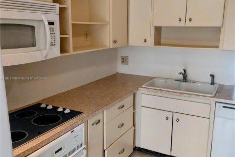 Condo in Miami, Florida, 2 bedrooms  № 1975090 - photo 15