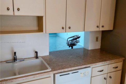 Condo in Miami, Florida, 2 bedrooms  № 1975090 - photo 9