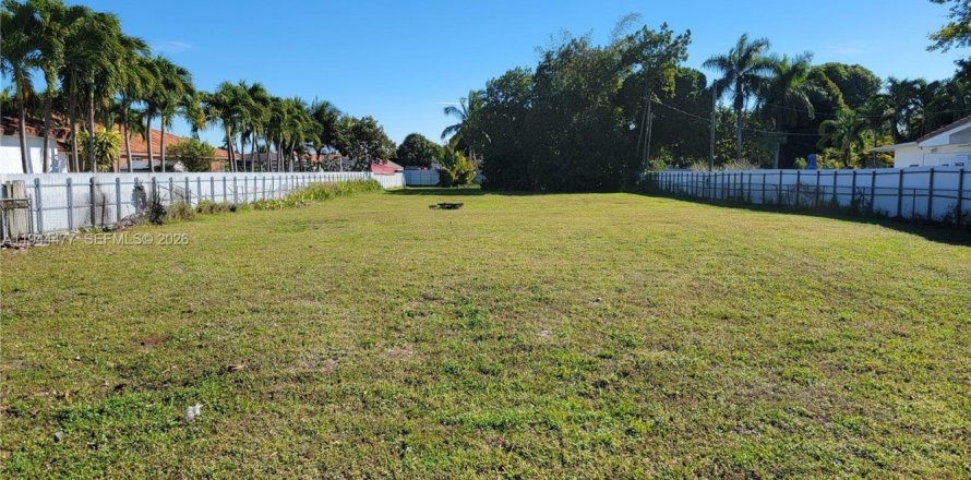 Terreno en Hialeah, Florida № 2004270