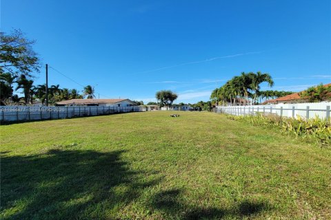 Terreno en venta en Hialeah, Florida № 2004270 - foto 9