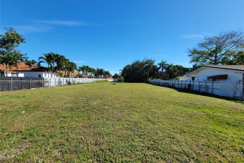 Terreno en venta en Hialeah, Florida № 2004270 - foto 10