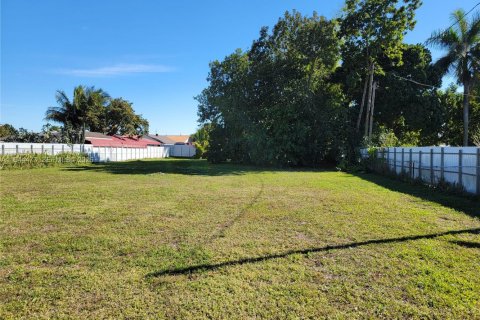 Terreno en venta en Hialeah, Florida № 2004270 - foto 2