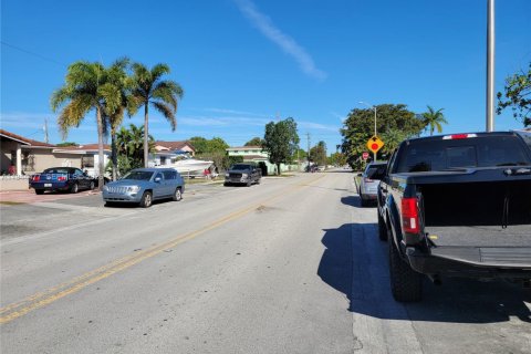 Terreno en venta en Hialeah, Florida № 2004270 - foto 5