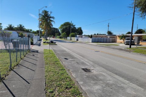 Terreno en venta en Hialeah, Florida № 2004270 - foto 4
