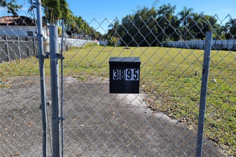 Terreno en venta en Hialeah, Florida № 2004270 - foto 8