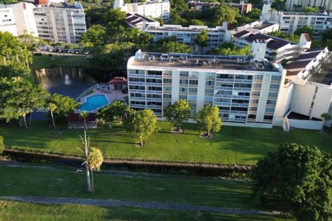 Condominio en venta en Lauderhill, Florida, 2 dormitorios, 106.65 m2 № 1974591 - foto 2