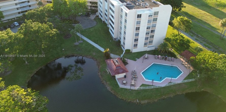 Condominio en Lauderhill, Florida, 2 dormitorios № 1974591