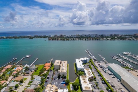 Copropriété à louer à Atlantis, Floride: 2 chambres, 95.6 m2 № 2411796 - photo 13