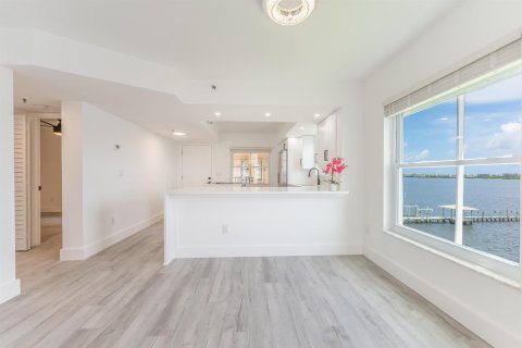Copropriété à louer à Atlantis, Floride: 2 chambres, 95.6 m2 № 2411796 - photo 2
