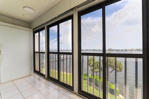 Copropriété à louer à Atlantis, Floride: 2 chambres, 95.6 m2 № 2411796 - photo 12
