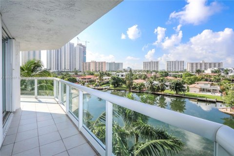 Condo in Sunny Isles Beach, Florida, 2 bedrooms № 1877905 - photo 21