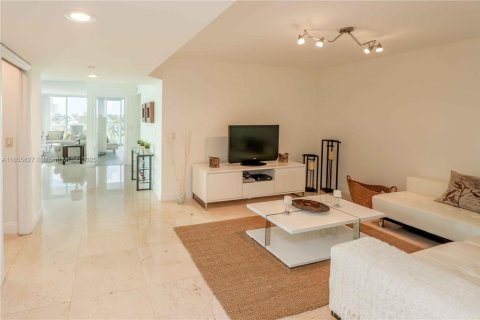 Condo in Sunny Isles Beach, Florida, 2 bedrooms № 1877905 - photo 15