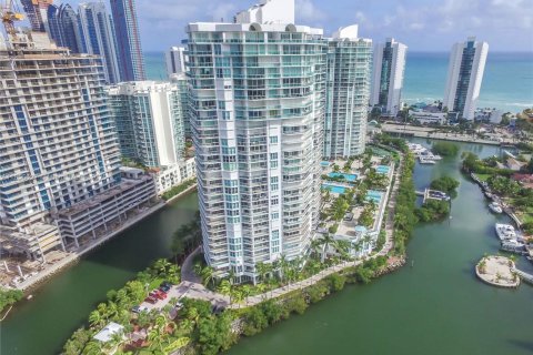 Condo in Sunny Isles Beach, Florida, 2 bedrooms № 1877905 - photo 1