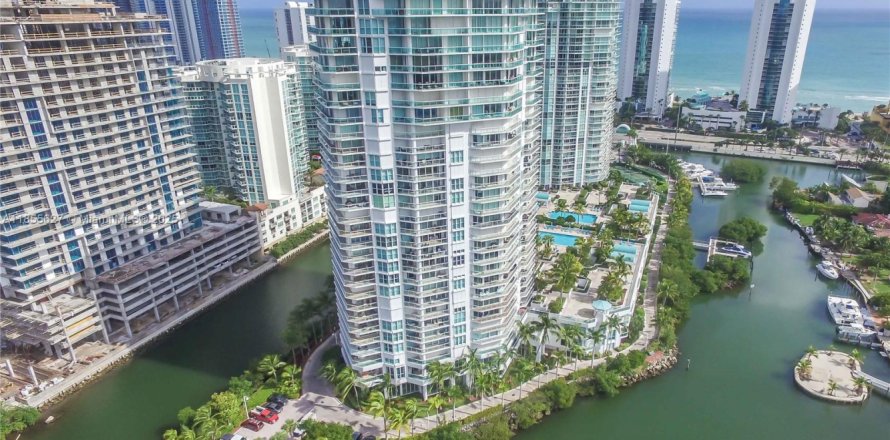 Condo in Sunny Isles Beach, Florida, 2 bedrooms № 1877905