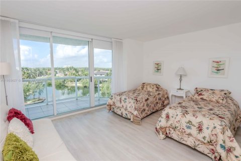 Condo in Sunny Isles Beach, Florida, 2 bedrooms № 1877905 - photo 23
