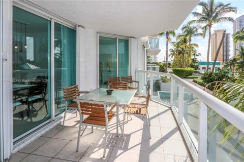 Condo in Sunny Isles Beach, Florida, 2 bedrooms № 1877905 - photo 8