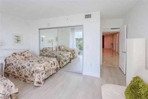 Condo in Sunny Isles Beach, Florida, 2 bedrooms № 1877905 - photo 24
