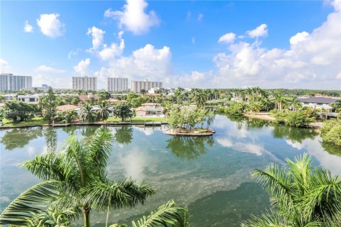 Condo in Sunny Isles Beach, Florida, 2 bedrooms № 1877905 - photo 9