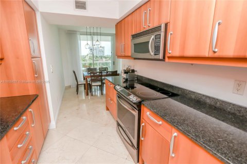 Condo in Sunny Isles Beach, Florida, 2 bedrooms № 1877905 - photo 12