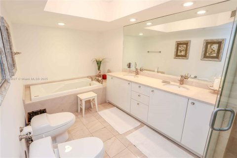 Condo in Sunny Isles Beach, Florida, 2 bedrooms № 1877905 - photo 20