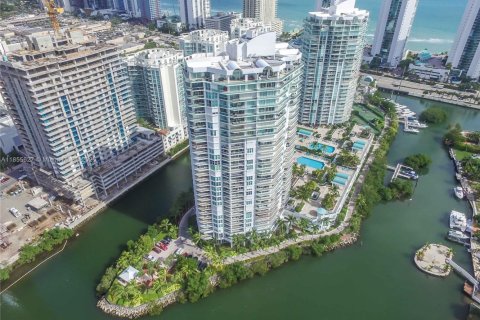 Condo in Sunny Isles Beach, Florida, 2 bedrooms № 1877905 - photo 27