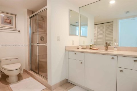 Condo in Sunny Isles Beach, Florida, 2 bedrooms № 1877905 - photo 25